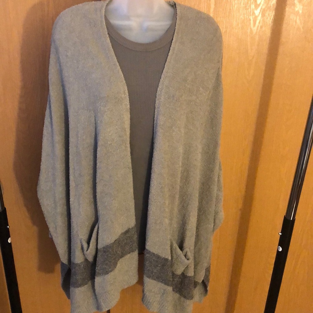 Barefoot Dreams CozyChic Lite sweater/poncho. Size=O/S.